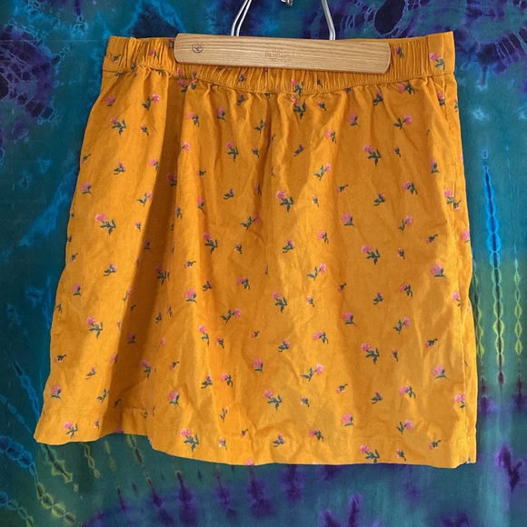 American Eagle corduroy flowery skirt! Size- medium. - Picture 8 of 10